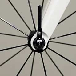 LifeLine Professional Quick Release Akselsæt (karbon/titanium) -Billig Hjul butik LifeLine Carbon Titanium Quick Release Skewers in situ 1